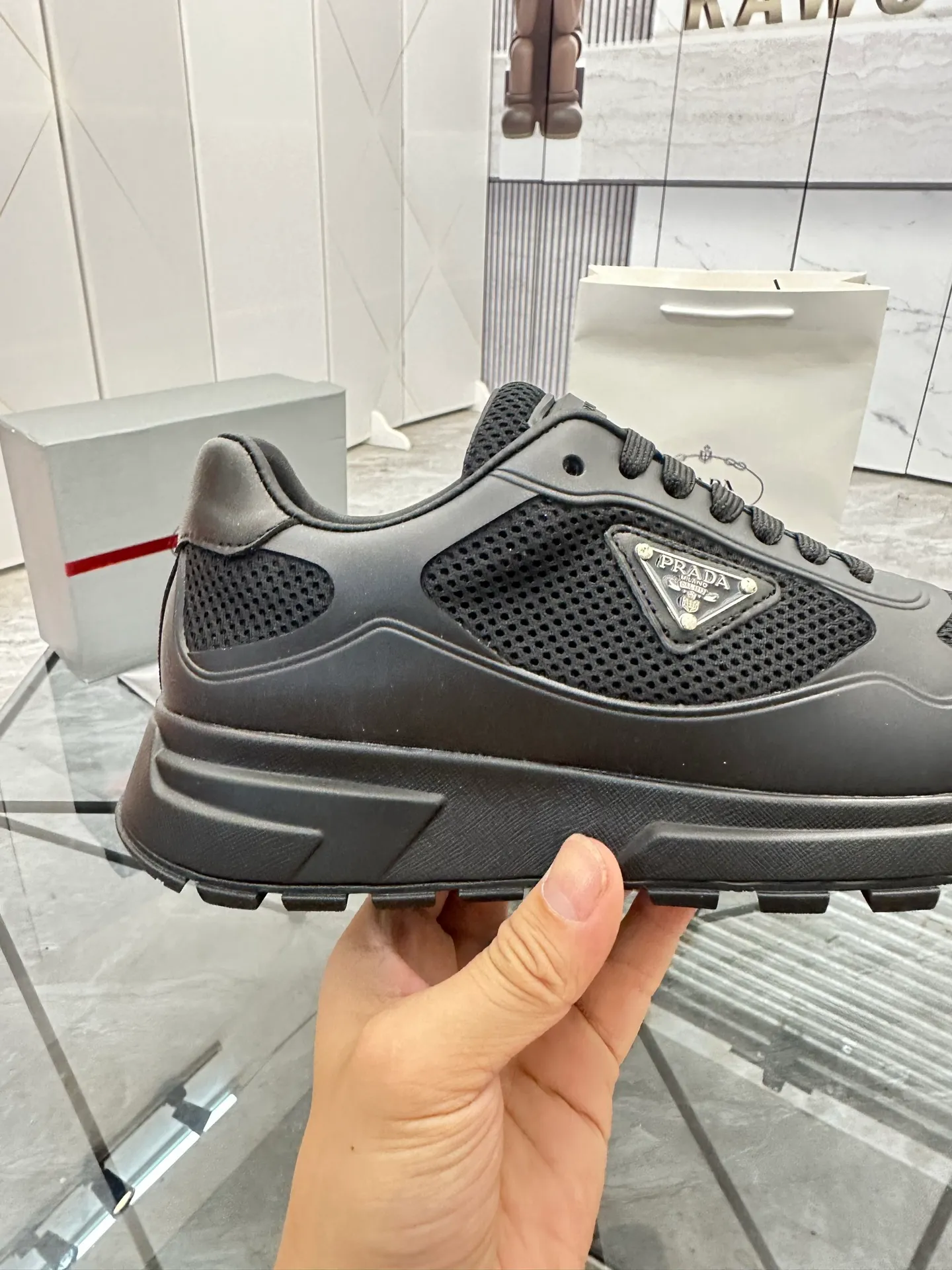 Men's shoes for sale 💰: 💰P600¥ High-end top quality Product trademark: Prada *"Prada*" low-top casual shoes Regular size: 38-45 (can be customized to 46) Product materials: Upper imported glue splicing original material, breathable lining, cowhide foot pads, original outsole. Number: 832
